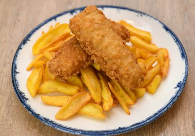 Kızarmış balık kroket ve patates kızartması, yakın çekim.