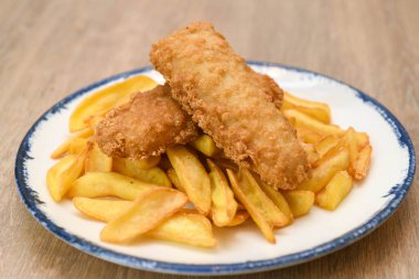 Kızarmış balık kroket ve patates kızartması, yakın çekim.