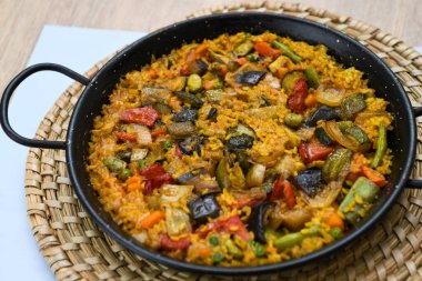 Etsiz ve balıksız İspanyol sebzeli paella vejetaryenler için idealdir.