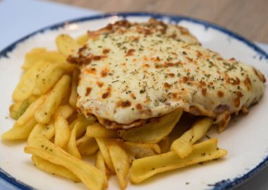 Jambon ve peynirli dana pirzolası, Napoli usulü.