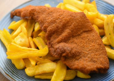 Kızarmış tavuk ve patates kızartması. 