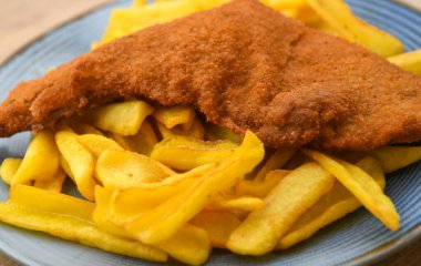 Kızarmış tavuk ve patates kızartması. 