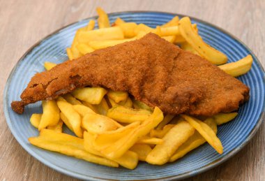 Kızarmış tavuk ve patates kızartması. 