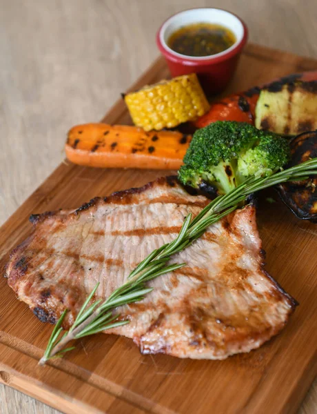 Tahtada sebzeli ızgara domuz eti.