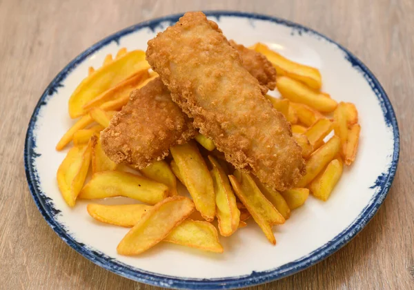 Kızarmış balık kroket ve patates kızartması, yakın çekim.
