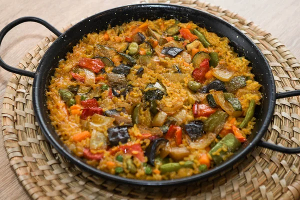 Etsiz ve balıksız İspanyol sebzeli paella vejetaryenler için idealdir.