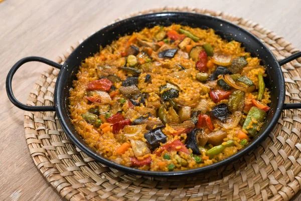 Etsiz ve balıksız İspanyol sebzeli paella vejetaryenler için idealdir.