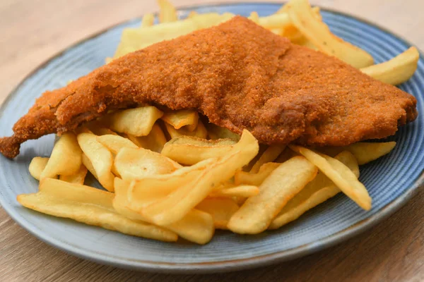 Kızarmış tavuk ve patates kızartması. 