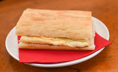 Tabakta İspanyol Omlet Sandviçi