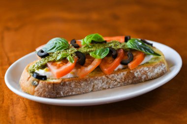 Domates, Mozzarella, Pesto ve Zeytinli