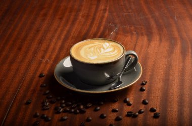 Kahve çekirdekli kapuçino fincanı.