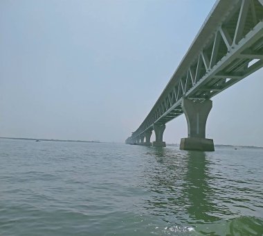 Bangladeş 'in en büyük nehirlerinden biri. Padma Nehri ve Padma Köprüsü. Bangladeşliler için büyük bir hayal