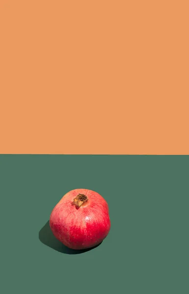 Rode Granaatappel Minimale Lay Out Donkergroene Aardse Oranje Achtergrond — Stockfoto