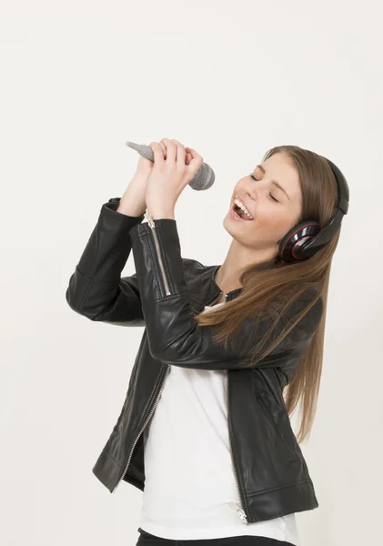 Joven hermosa adolescente cantando Imagen de stock