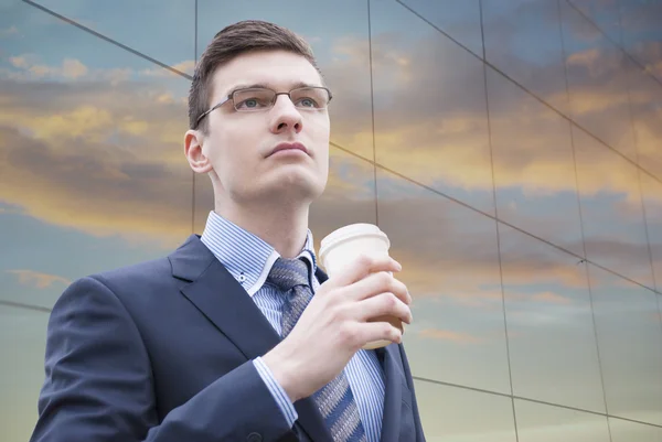 Young businessman in an urban setting — Stock Photo, Image