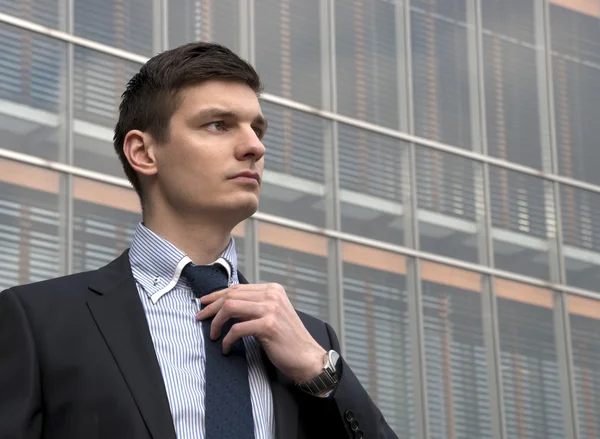 Young businessman in an urban setting — Stock Photo, Image