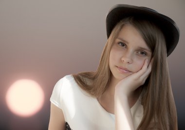 şapkalı genç kız