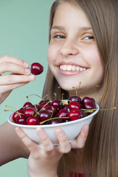 Tienermeisje met kersen — Stockfoto