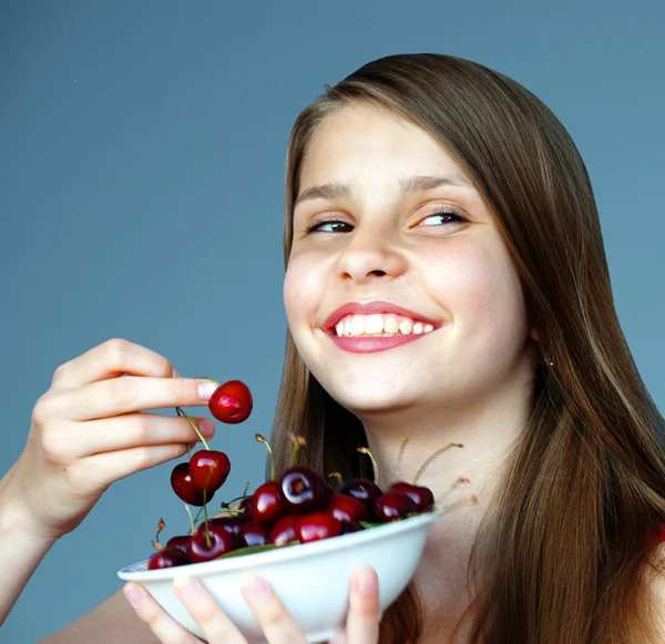 Adolescente chica con cerezas —  Fotos de Stock