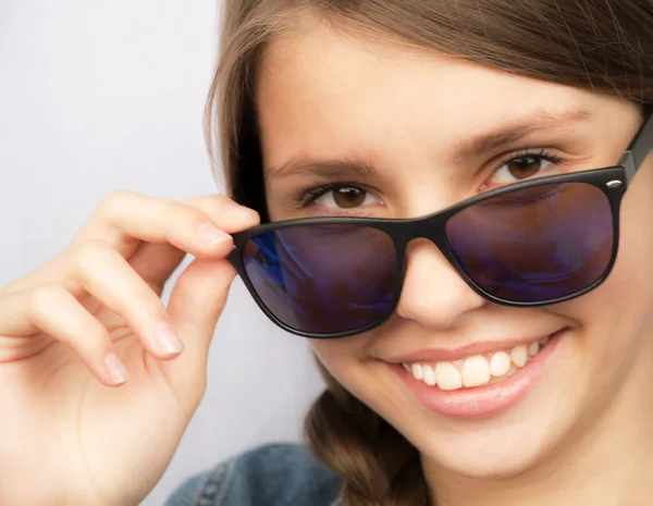 Portrét dospívající dívka s sluneční brýle — Stock fotografie