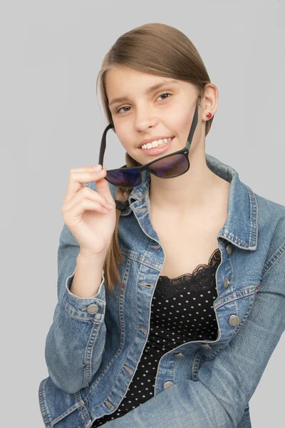 Portret tienermeisje met zonnebril — Stockfoto