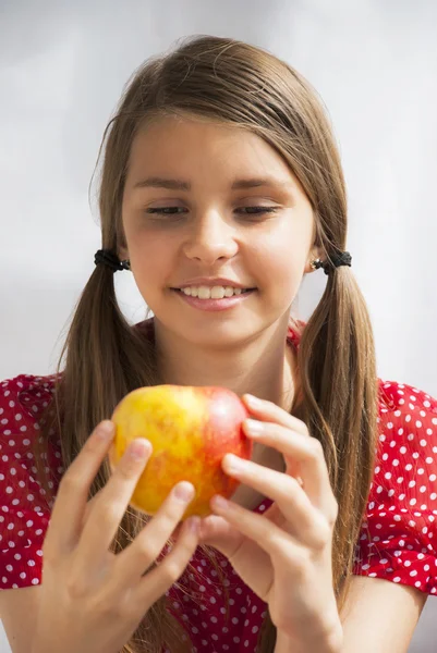 Adolescente chica con manzana —  Fotos de Stock