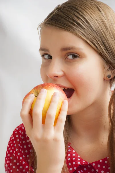Adolescente chica con manzana —  Fotos de Stock