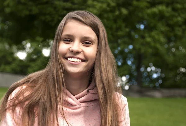 Retrato de adolescente feliz y sonriente Imagen de stock