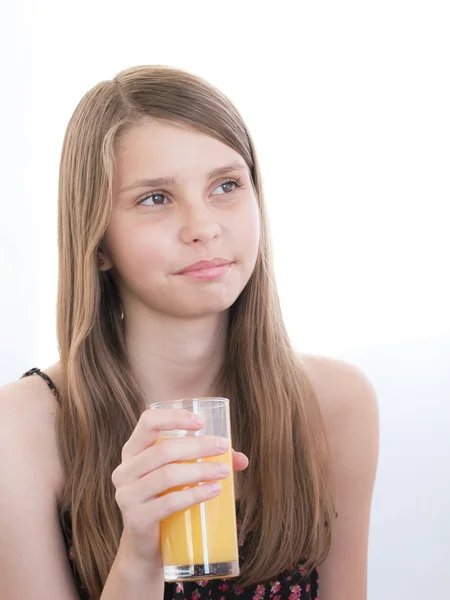 Dospívající dívky pít pomerančový džus — Stock fotografie