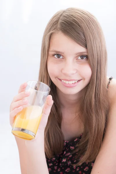 Glimlachend de tienermeisjes drinken sinaasappelsap — Stockfoto