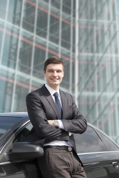 Giovane uomo d'affari in piedi vicino alla sua auto — Foto Stock
