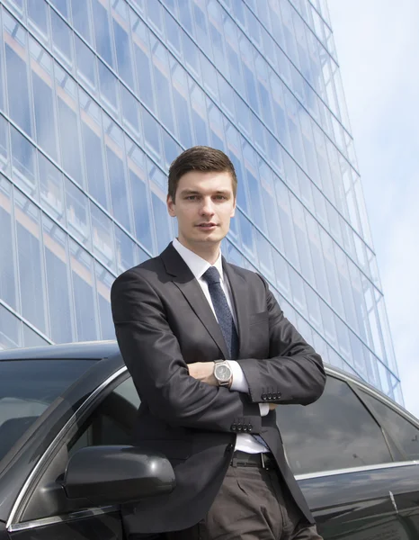 Mladý podnikatel stojící u jeho auta Stock Snímky
