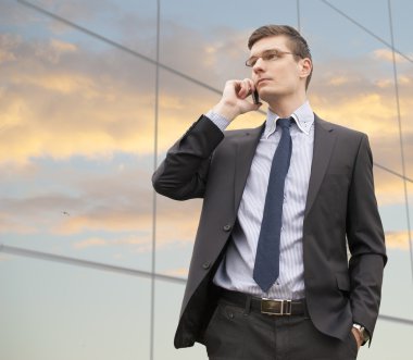 yakışıklı bir genç işadamı portresi