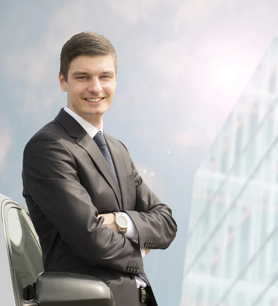 Young businessman standing near his car — Stock Photo, Image