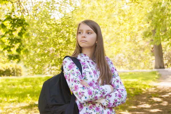 スクール バッグと 10 代の少女 — ストック写真