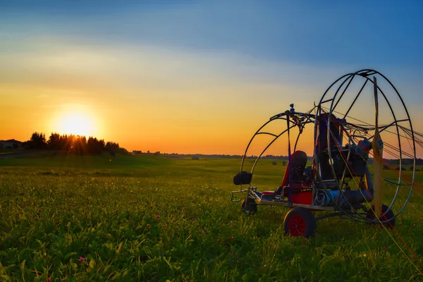 Yamaçparaşütü ağaçlar, iniş sonra motorlu yamaçparaşütü arasında günbatımı, güneş ışığı