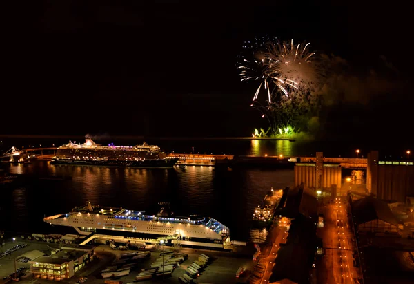 Fireworks büyük gemi, Barcelona bağlantı noktası altında