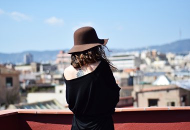 Yalnız genç kadın kahverengi şapkalı düşünme geri Teras, Barcelona, Gotik Semti üzerinden