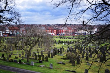 Güneşli bir gün, yeşil çimen, park Liverpool İngiliz eski mezarlık peyzaj