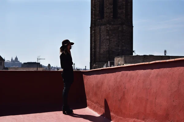 Mujer joven y solitaria en sombrero marrón desde la parte posterior pensando en la terraza, Barcelona, barrio gótico — Foto de Stock