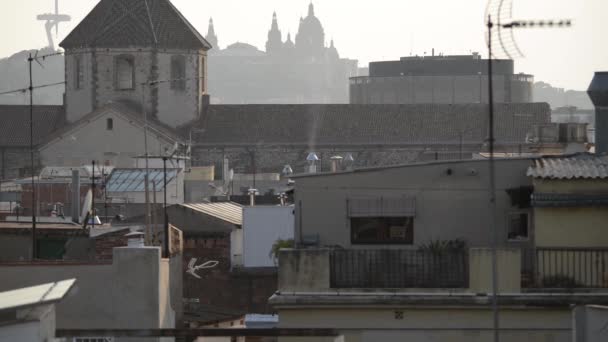 Cheminée fumée dans le barri gotic (quartier gothique), centre de Barcelone. mouettes sur le fond — Video