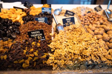 Barcelona 'daki pazarda kurutulmuş meyve ve fındık standı