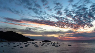 Tossa de mar körfezinde gün doğumu, İspanya, Costa Brava sahilinde güneşin doğuşu.