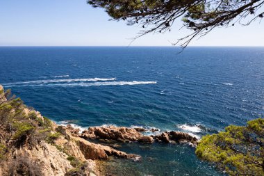 Kosta Brava 'da kayıklı Rocky Koyu, Tossa de Mar, İspanya