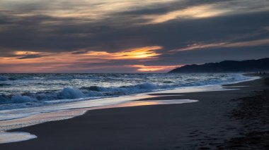 İspanya 'nın CastellFels sahilinde gün batımı
