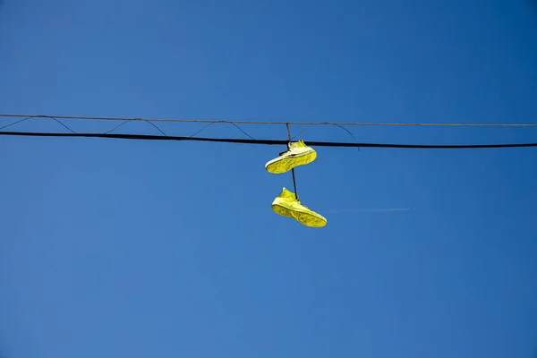 Chaussures Suspendues Jaunes Sur Les Fils Électriques Baskets Sur Ligne Images De Stock Libres De Droits