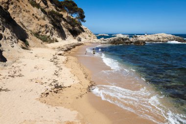 Palamos 'ta Cala estreta, Costa Brava, İspanya, deniz ve kayalık dağlı kumlu sahil