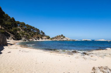 Palamos 'ta Cala estreta, Costa Brava, İspanya, deniz ve kayalık dağlı kumlu sahil