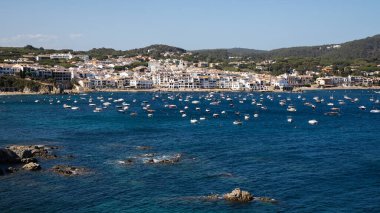 Calella de Palafrugell köyünün manzarası, Costa Brava, İspanya 'da tekneli körfez