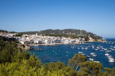 Calella de Palafrugell köyünün manzarası, Costa Brava, İspanya 'da tekneli körfez